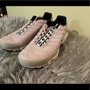 Nike Air Max Plus SE TN Tuned 1 Taped Pull Particle Rose Pink Black